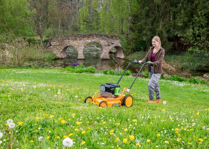 Landschaftsrasen bei der Pflege